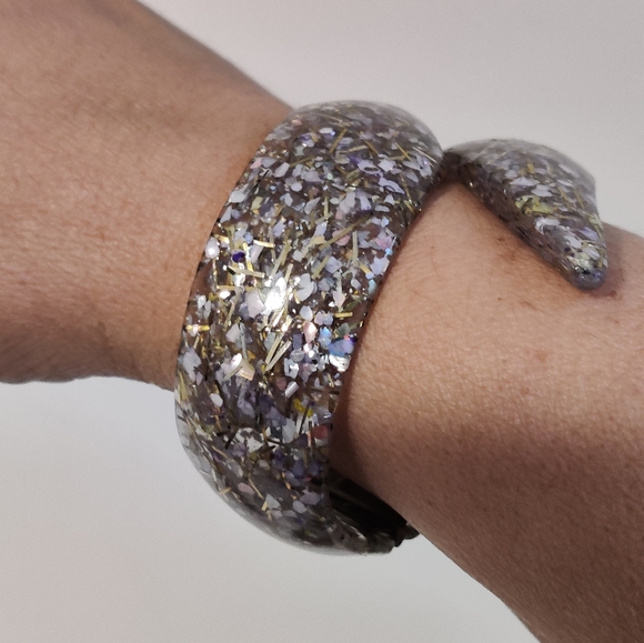 Vintage lucite confetti hinged cuff bracelet - Picture 11 of 14
